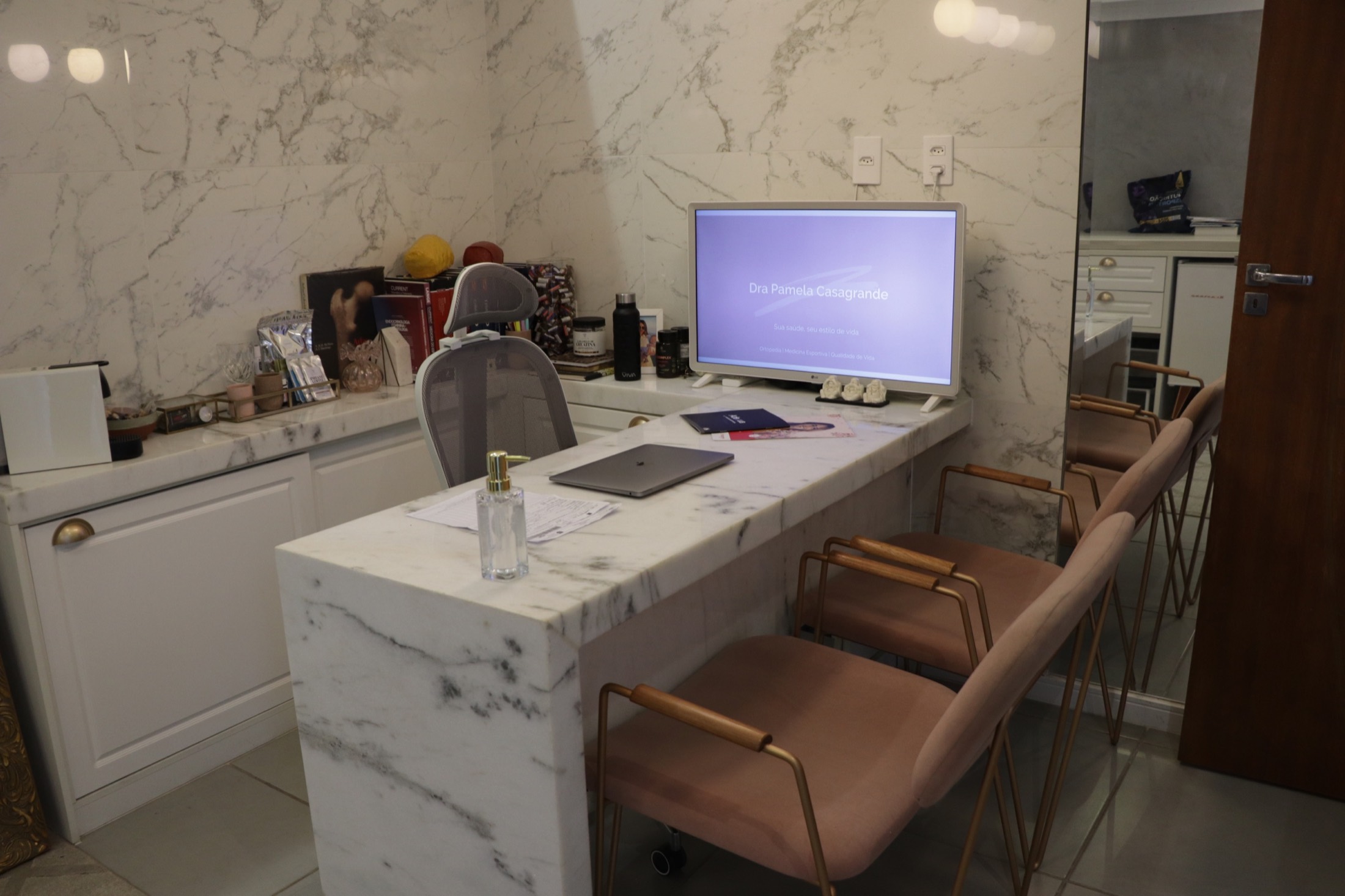 Consultório claro da Clínica Alteani